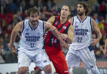 Pelea de pívots por coger la posición. (Juanan RUIZ / ARGAZKI PRESS)