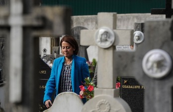Yolanda Barcina ha asistido a una ofrenda floral en el cementerio de Iruñea en memoria de Julio Caro Baroja. (Jagoba MANTEROLA/ARGAZKI PRESS)