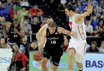 Un lance del encuentro entre el Bilbao Basket y el CAI Zaragoza. (ARGAZKI PRESS)