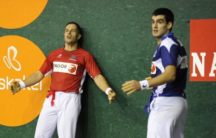 Aimar Olaizola eta Joseba Ezkurdia, partidaren une batean. (Andoni CANELLADA/ARGAZKI PRESS)