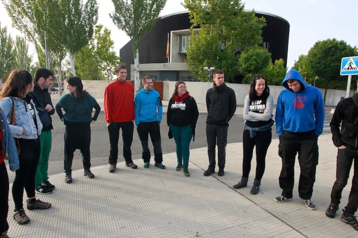 Algunos de los jóvenes juzgados, a las puertas de la Audiencia Nacional en una sesión anterior. (J. DANAE/ARGAZKI PRESS)