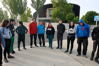 Algunos de los jóvenes juzgados, a las puertas de la Audiencia Nacional en una sesión anterior. (J. DANAE/ARGAZKI PRESS)