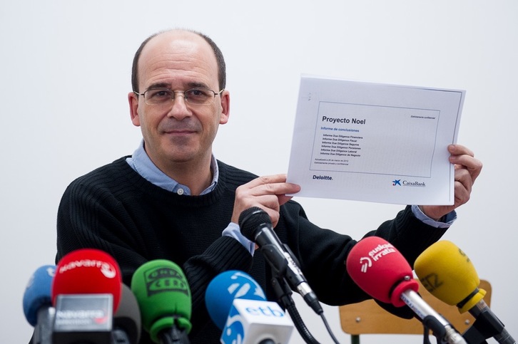 Patxi Zamora muestra el documento ‘Proyecto Noel’ sobre Banca Cívica y CAN. (ARGAZKI PRESS)