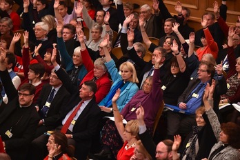 Miembros del sínodo de la Iglesia anglicana votan la ordenación de obispas. (Leon NEAL/AFP)  