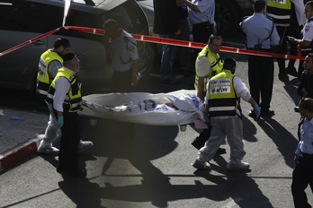 Sanitarios israelíes trasladan uno de los cadáveres. (GALI TIBBON / AFP)