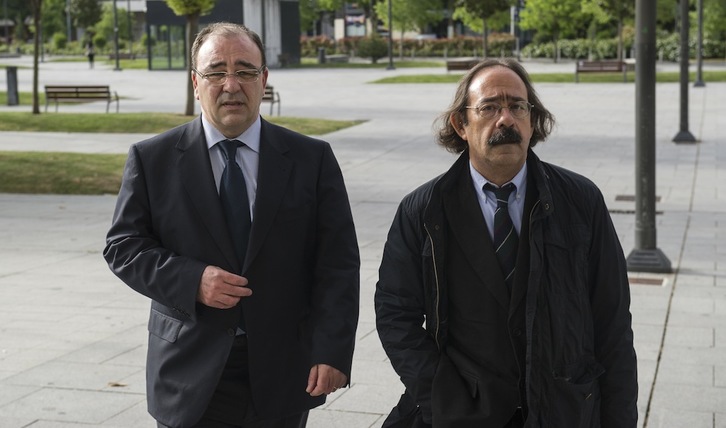 Josetxo Andia (a la izquierda) a su llegada a los juzgados el pasado mayo (Jagoba MANTEROLA/ARGAZKI PRESS)