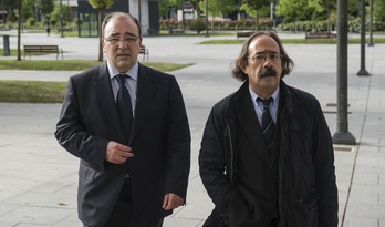 Josetxo Andia (a la izquierda) a su llegada a los juzgados en mayo (Jagoba MANTEROLA/ARGAZKI PRESS)