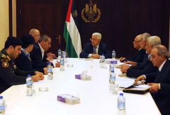 El presidente de la Autoridad Palestina, Mahmud Abbas, en la reunión que ha celebrado con su gabinete de seguridad. (Thaer GHANEM/ANP/AFP)