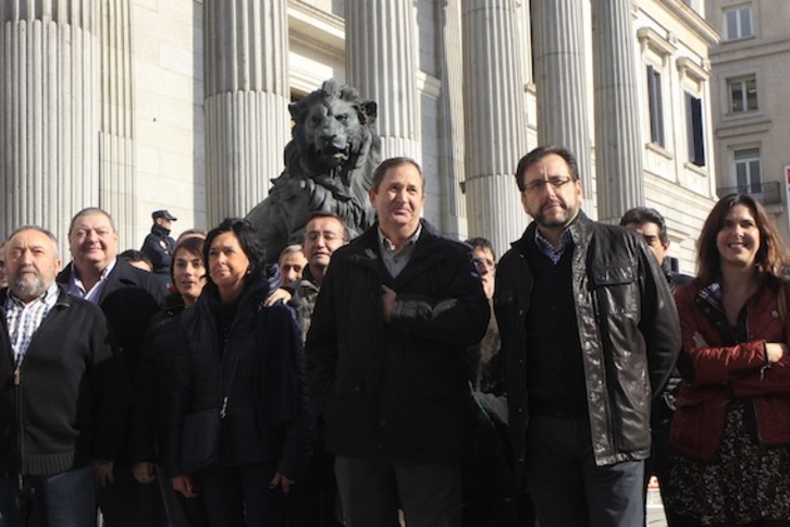 En el centro de la imagen, Ignacio Portilla y Roberto Ortiz de Urbina, alcaldes de Trebiñu y Argantzun, respectivamente. (J. DANAE/ARGAZKI PRESS)