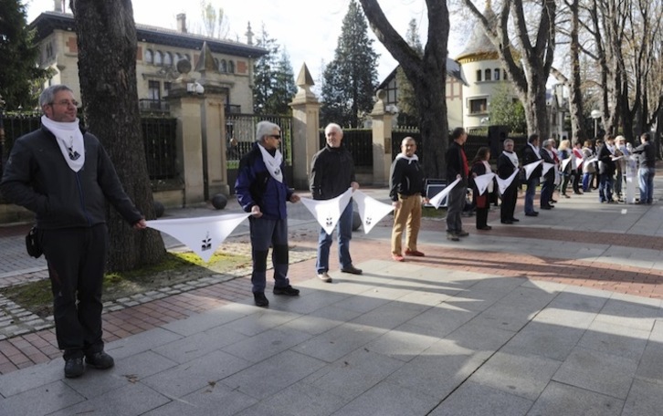Etxerateko kideek zapi katea osatu dute Gasteizen. (Raul BOGAJO/ARGAZKI PRESS)