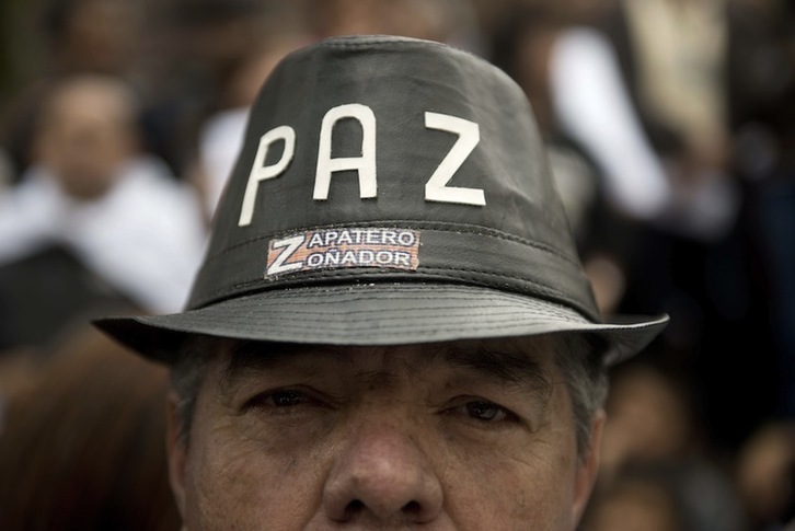 Un manifestante reclama ‘Paz’ durante la manifestación de ayer en Bogotá. (EITAN ABRAMOVICH  / AFP) 