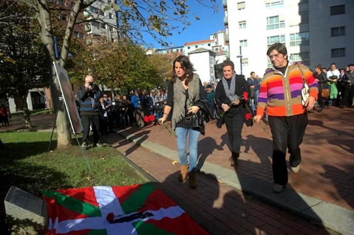 Muguruzaren emazte eta alaba eta Brouarden alaba, lore eskaintza egiten. (ARGAZKI PRESS)