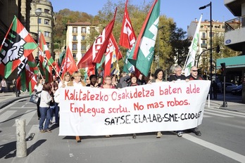 Los trabajadores de Osakidetza se han manifestado en Donostia. (Jon URBE/ARGAZKI PRESS)