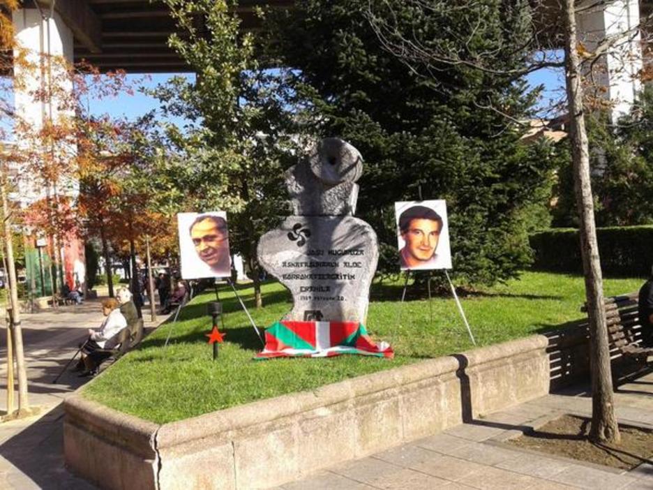 El monolito, escoltado con las fotos de los dos homenajeados, minutos antes del acto. (Agustin GOIKOETXEA) El monolito, escoltado con las fotos de los dos homenajeados, minutos antes del acto. (Agustin GOIKOETXEA)