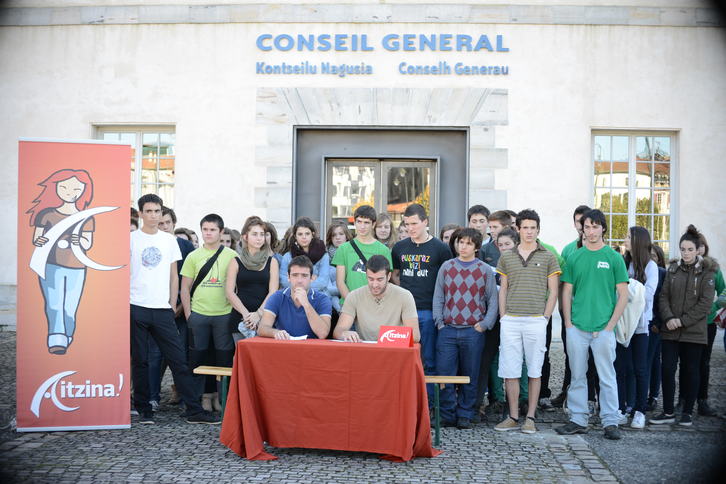 Deklaratzera deituak izan diren bi gazteek prentsaurrekoa eman dute Baionan. (Sylvain SENCRISTO) 