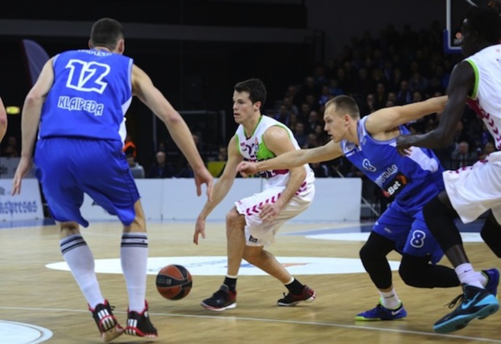 Un lance del encuentro entre el Neptunas Klaipeda y el Laboral Kutxa. (BASKONIA.COM)