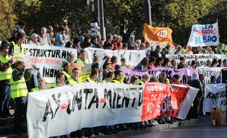Las organizaciones integrantes de la Carta Social se han concentrado frente al Ayuntamiento de Bilbo. (Marisol RAMÍREZ/ARGAZKI PRESS)