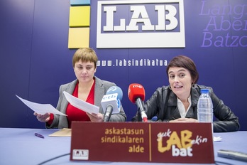 Ainhoa Etxaide, con el documento, y Garbiñe Aranburu. (Marisol RAMÍREZ/ARGAZKI PRESS)