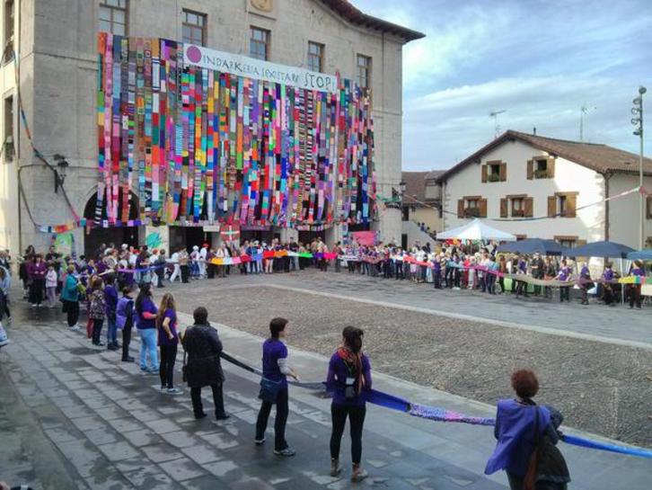 Bufanda que han colocado en Astigarraga. (vía twitter @IñakiTelleria)