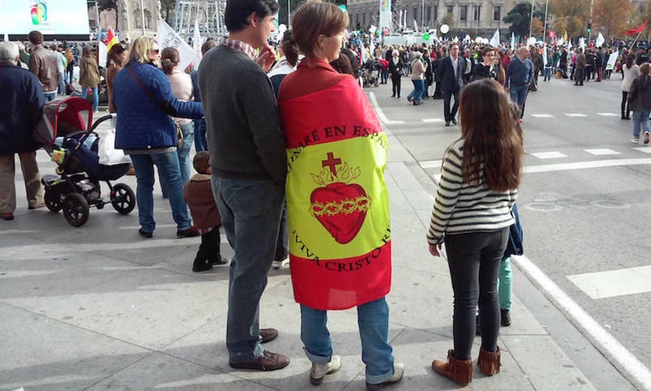 «Viva Cristo Rey», se lee en la bandera española que lleva esta mujer. (@albertopradilla)