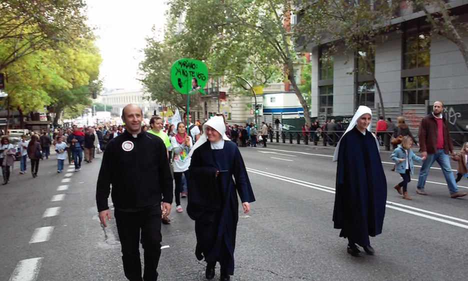 Sector religioso en uniforme en la marcha antiderechos de la mujer. (@albertopradilla)