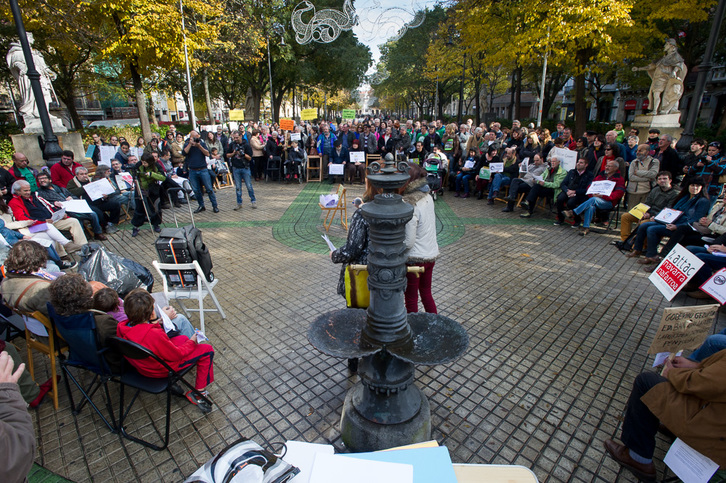 Representantes de decenas de colectivos sociales en la iniciativa de esta mañana. (Iñigo URIZ / ARGAZKI PRESS)