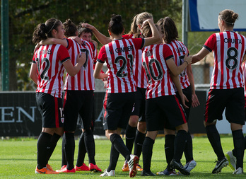 Athleticeko jokalariak gola ospatzen. (Luis JAUREGIALTZO / ARGAZKI PRESS)