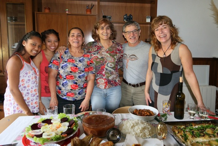 Natividad Fabal y sus dos hijas, junto a Damián Pedrosa, Txaro Untzilla y Arantxa Ezeiza. (Gotzon ARANBURU)