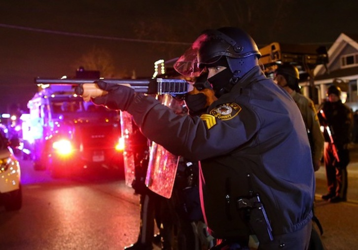Un agente apunta con una escopeta hacia los manifestantes en Ferguson. (Justin SULLIVAN/AFP PHOTO)
