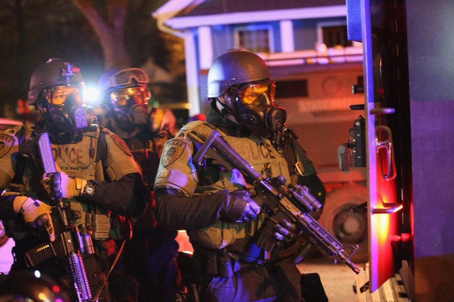 Autoridades han desplegado varias fuerzas policiales en Ferguson. (JEWEL SAMAD / AFP). 