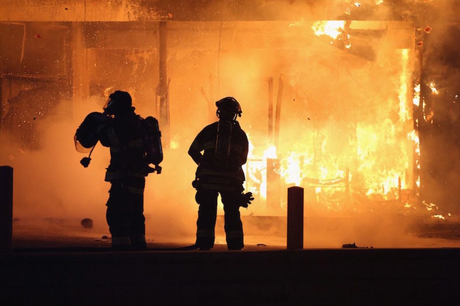 Arde un escaparate en Ferguson. (Scott OLSON / AFP)