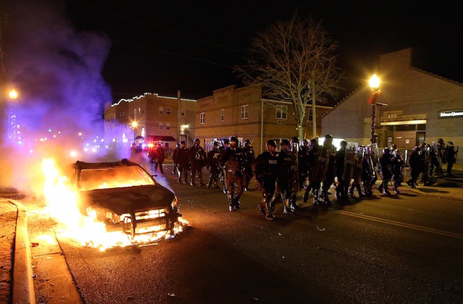 Arde un coche mientras la Policía avanza posiciones en Ferguson (JUSTIN SULLIVAN / AFP). 