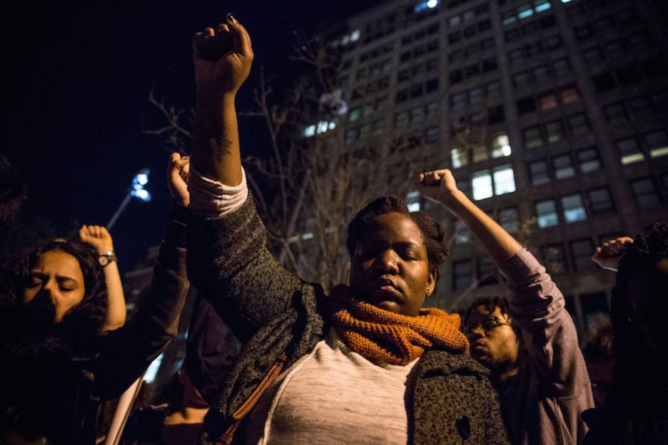 Puño en alto y mirada cerrada en recuerdo a Mike Brown. (Andrew BURTON / AFP) 