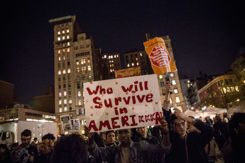 «¿Quién sobrevivirá en AmeriKKKa?», se preguntan en referencia al Ku Kux Klan. (Andrew BURTON / AFP) 