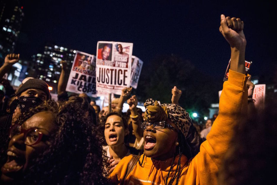 Carteles por Mike Brown en New York. (Andrew BURTON / AFP)