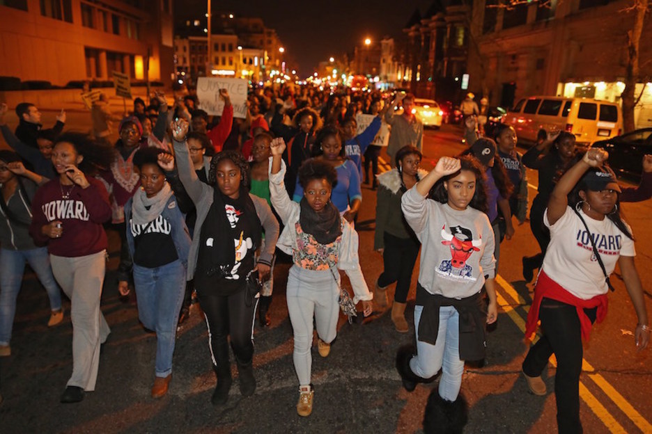 Jóvenes encabezan una protesta en Washington. (Chip SOMODEVILLA / AFP)