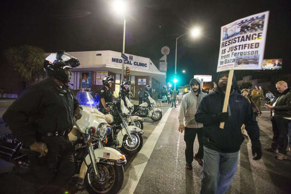 «La resistencia está justificada, desde Gaza hasta Ferguson», en Los Angeles. (Ringo CHIU / AFP) 