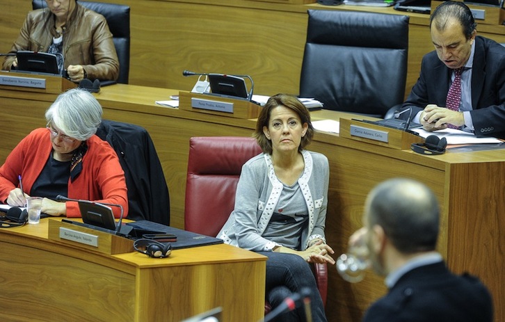 Yolanda Barcina y Lourdes Goicoechea, en el pleno de hoy. (Jagoba MANTEROLA/ARGAZKI PRESS)