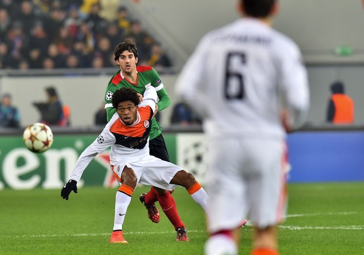 San José, autor del gol rojiblanco, pugna con un delantero del Shakthar. (Sergei SUPINSKY / AFP)