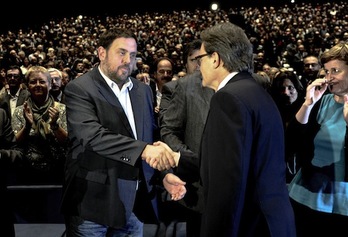 El president, Artur Mas, y el líder de ERC, Oriol Junqueras, se saludan tras el discurso del primero. (Josep LAGO/AFP)