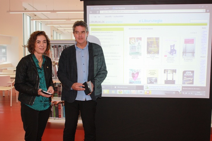 Cristina Uriarte y Joxean Muñoz han presentado eLiburutegia. (IREKIA)