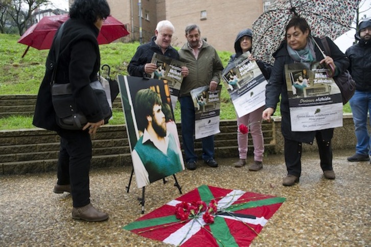 Mikel Zabalzaren argazkiaren aurrean ikurrina jarri eta lore eskaintza egin dute Altzako lagunek. (Juan Carlos RUIZ/ARGAZKI PRESS)