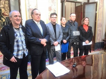 Los representantes de las siete formaciones que han firmado la propuesta. (amaiur.info)