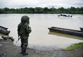 Un soldado colombiano, en el departamento del Chocó, donde fue capturado Alzate. (Luis ROBAYO/AFP PHOTO)