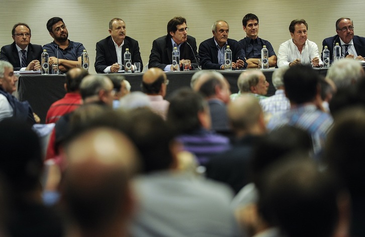 Miembros de la junta gestora en la asamblea para aprobar los presupuestos. (Jagoba MANTEROLA / ARGAZKI PRESS)