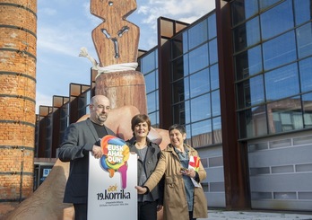 Asier Amondo, Nerea Mujika eta Mertxe Mugika, Korrika Laguntzailearen aurkezpenean, Landakon. (Marisol RAMIREZ/ARGAZKI PRESS)