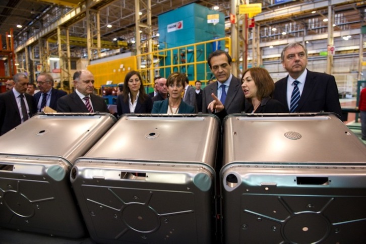 Responsables de CNA y autoridades, en la planta de Garagartza. (Juan Carlos RUIZ/ARGAZKI PRESS)