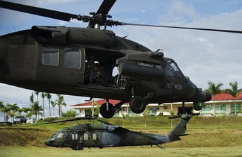 Un helicóptero del Ejército colombiano aterriza en la base de Quibdo, en el departamento de Chocó, donde fue capturado Alzate. (Luis ROBAYO/AFP)