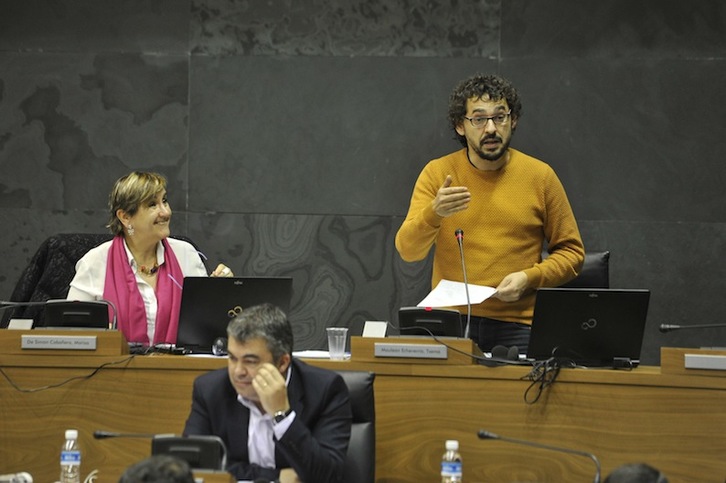 Txema Mauleón (I-E) fue el encargado de presentar la propuesta. (Idoia ZABALETA / ARGAZKI PRESS)