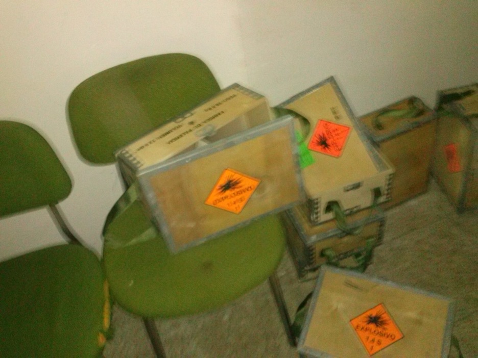 Cajas de explosivo apiladas. 